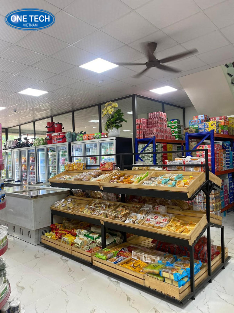 Kệ khung sắt khay gỗ trưng bày bánh mì đẹp mắt và tiện dụng Kệ trưng bày bánh mì bằng khung sắt sơn tĩnh điện, khay gỗ tự nhiên, thiết kế 3 tầng hiện đại