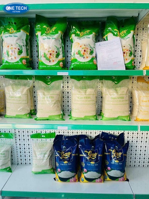 Mẫu kệ bày gạo sáng tạo, tối ưu trưng bày sản phẩm gọn gàng Hệ thống kệ trưng bày gạo được bố trí khoa học trong không gian cửa hàng