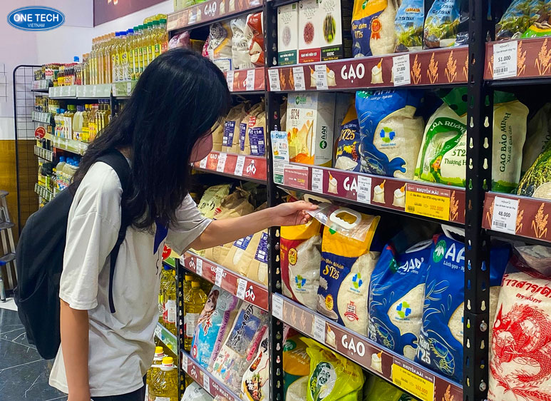 Kệ trưng bày gạo đơn giản mà hiệu quả trong việc sắp xếp hàng hóa Mẫu kệ gạo hỗ trợ trưng bày sản phẩm gọn gàng, tạo cảm giác thân thiện với người mua