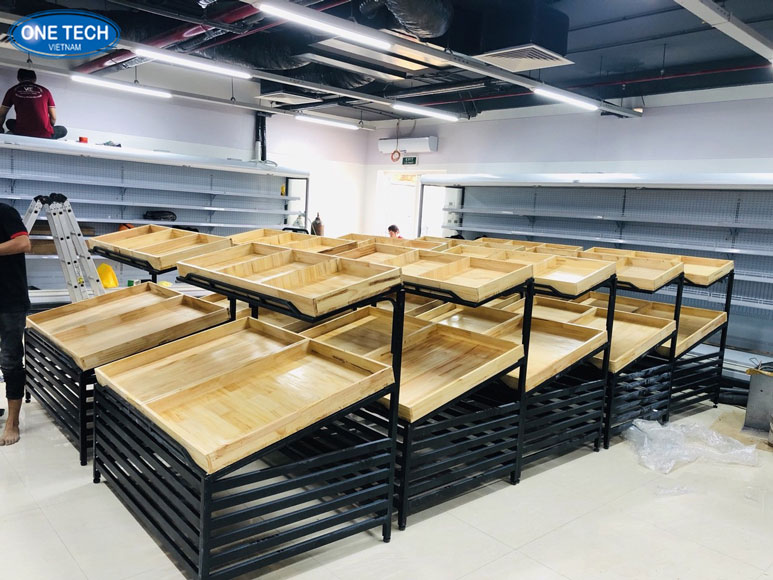 Kệ trưng bày gạo bố trí hợp lý, nâng tầm không gian bán hàng Hình ảnh kệ gạo được sắp xếp ngay ngắn, giúp quản lý hàng hóa dễ dàng hơn