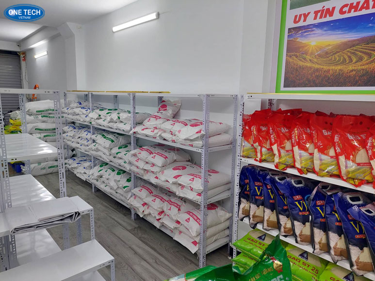 Kệ sắt V lỗ đa năng trưng bày gạo Kệ sắt V lỗ đa năng dùng để trưng bày và bảo quản gạo gọn gàng trong cửa hàng