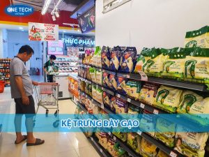 Kệ trưng bày gạo trong siêu thị mini với thiết kế hiện đại, giúp sắp xếp gạo gọn gàng