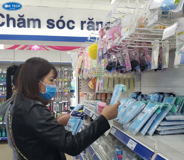 Kệ trưng bày khẩu trang nổi bật, sắp xếp sản phẩm gọn gàng, dễ nhìn