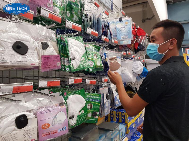 Giá kệ trưng bày khẩu trang tạo điểm nhấn cho gian hàng