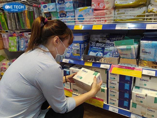 Kệ siêu thị phổ thông với nhiều tầng trưng bày khẩu trang y tế tại cửa hàng tiện lợi