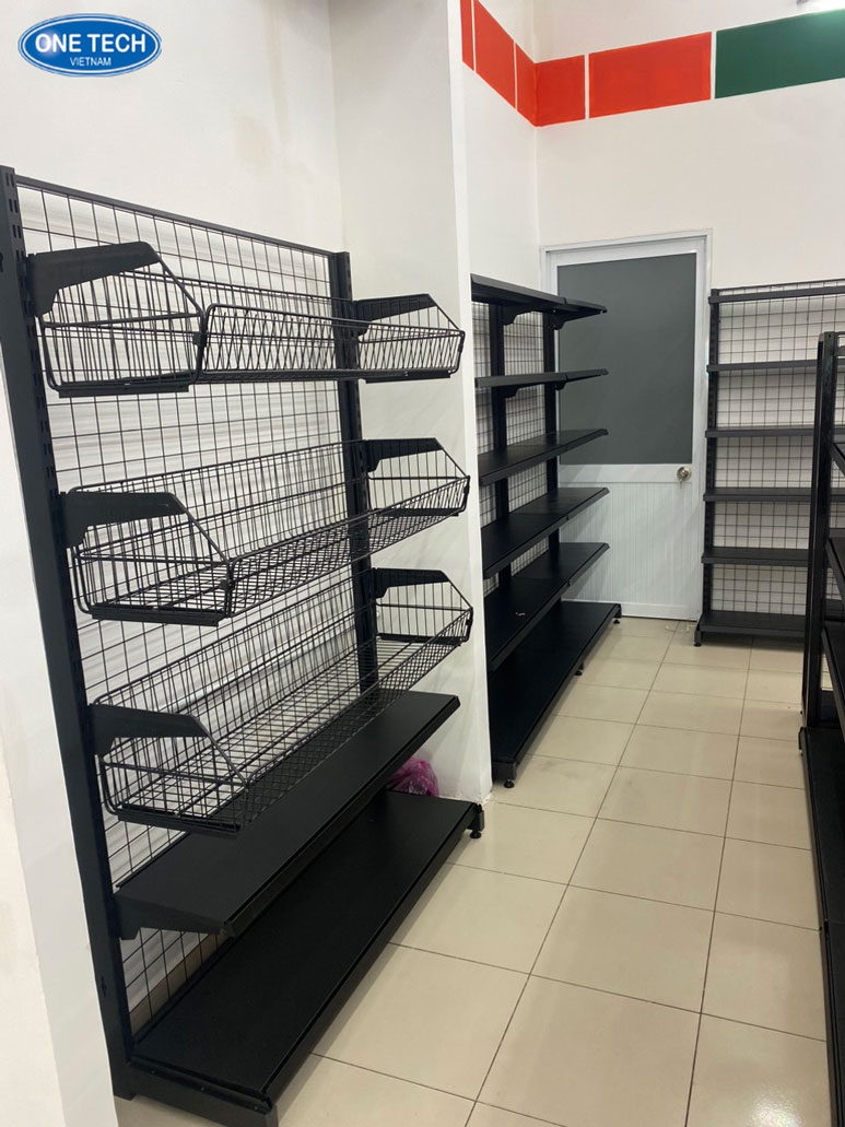 Kệ trưng bày khẩu trang bố trí ngay cửa ra vào, dễ tiếp cận
