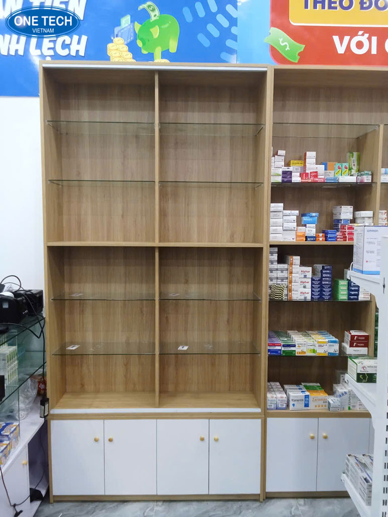 Tủ gỗ kết hợp kính trưng bày khẩu trang y tế trong cửa hàng thuốc