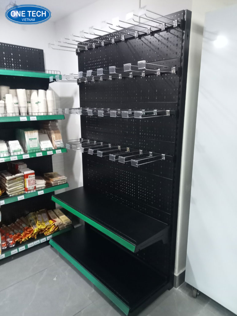 Kệ trưng bày khẩu trang gọn gàng, giúp sản phẩm nổi bật tại điểm bán