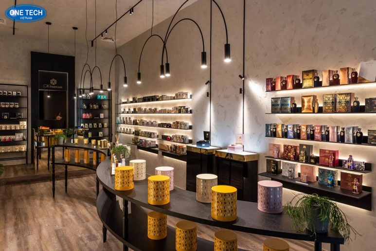 Kệ trưng bày nước hoa 5 tầng bằng kính và kim loại tại showroom mỹ phẩm