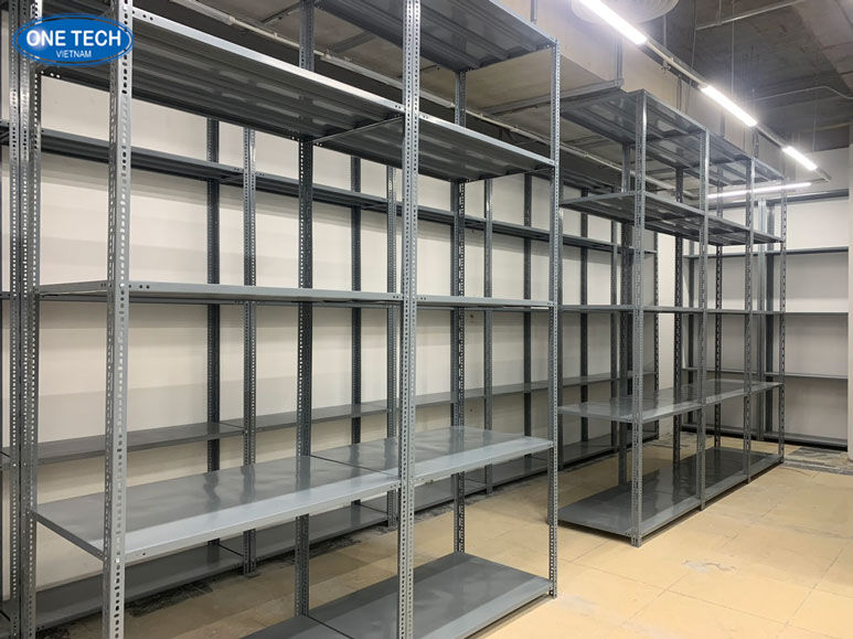Kệ V lỗ để ống nước gọn gàng, dễ lắp đặt Kệ V lỗ dùng để trưng bày và lưu trữ ống nước trong cửa hàng vật tư