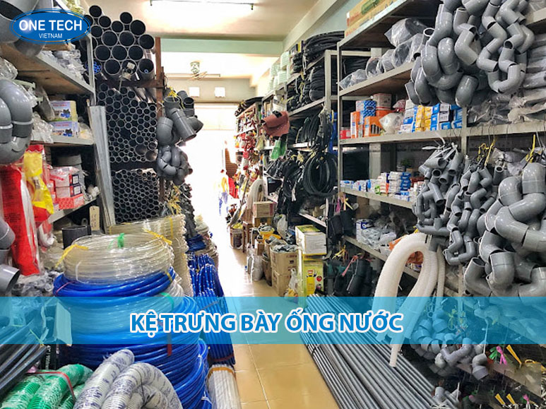 Kệ trưng bày ống nước chuyên dụng giúp sắp xếp sản phẩm gọn gàng và dễ nhìn trong cửa hàng