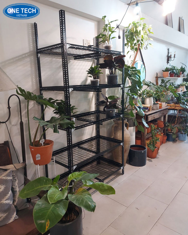Kệ trưng bày sen đá sáng tạo, tô điểm không gian sống hiện đại Kệ nhỏ gọn trưng bày sen đá với nhiều tầng, bố trí tiện lợi trong nhà