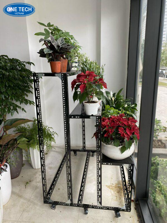 Kệ sen đá trưng bày tinh tế, nâng tầm không gian sống Kệ trưng bày sen đá bằng gỗ, thiết kế đơn giản, thích hợp mọi kiểu không gian