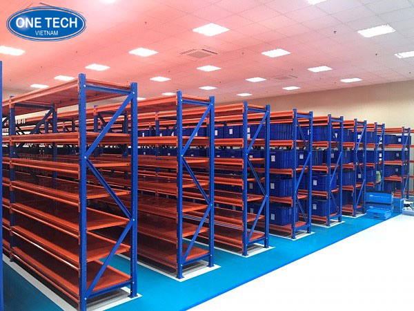 Kệ trung tải 7 tầng chịu lực 200-300kg/tầng Kệ trung tải 7 tầng màu xám, mỗi tầng chịu tải 200 - 300kg, thích hợp cho kho hàng vừa và nhỏ