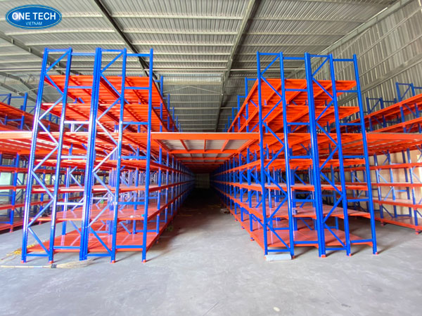 Kệ trung tải 7 tầng tải trọng 700kg mỗi tầng Kệ trung tải 7 tầng chịu lực 700kg mỗi tầng, thiết kế chắc chắn, dùng cho kho hàng công nghiệp