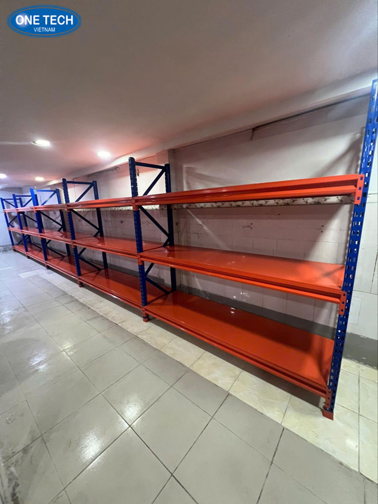 Kệ trung tải bố trí đồ điện máy khoa học, tạo lối đi thông thoáng cho khách hàng