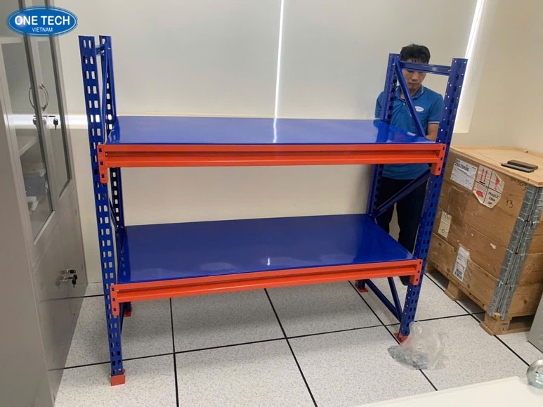 Kệ trung tải được sử dụng để bố trí thiết bị điện máy gọn gàng, dễ tiếp cận