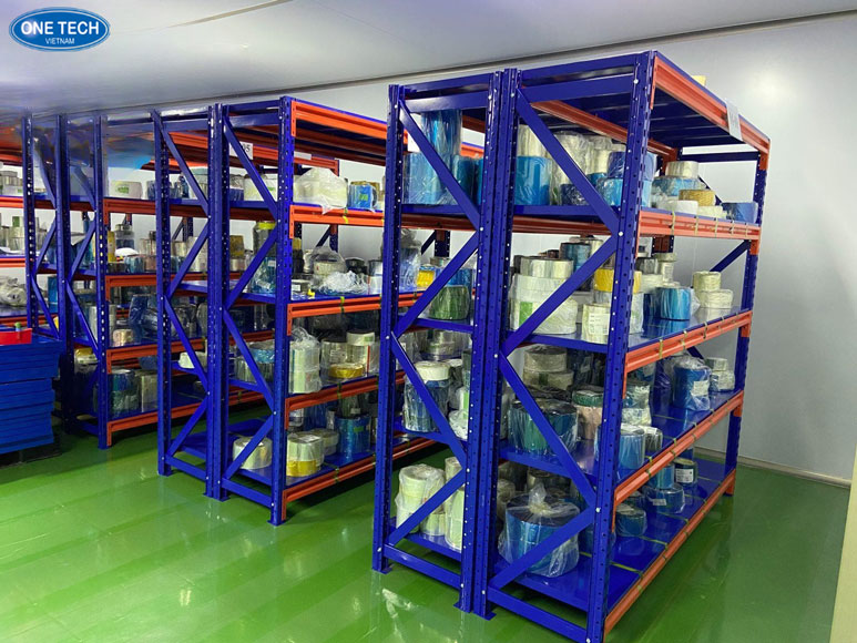 Kệ trung tải 500kg/tầng chất lượng cao cho nhà kho Hình ảnh kệ trung tải chịu lực 500kg mỗi tầng, thiết kế tối ưu cho kho hàng