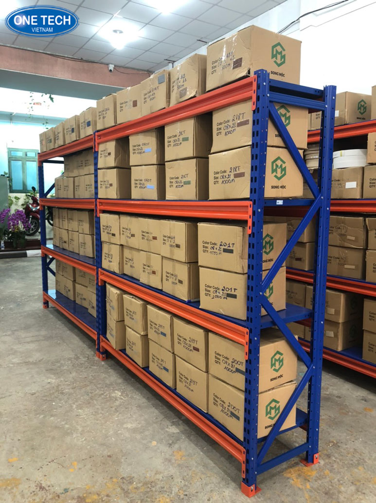 Kho hàng sử dụng kệ trung tải để bố trí thùng carton ngăn nắp