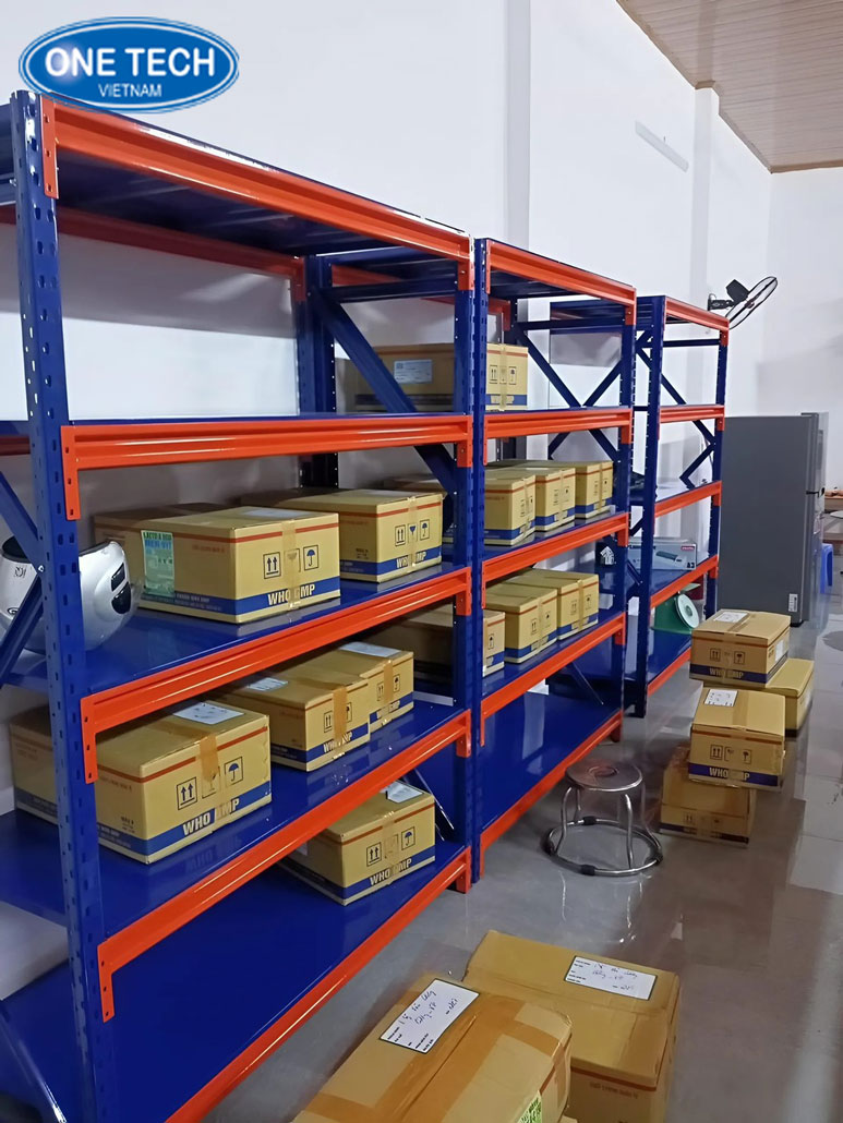Kệ trung tải giúp quản lý thùng carton gọn gàng, thuận tiện lấy hàng
