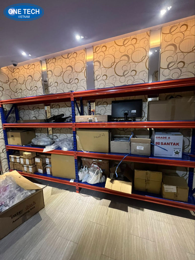 Kệ trung tải được sử dụng để sắp xếp thùng carton trong kho hàng thương mại