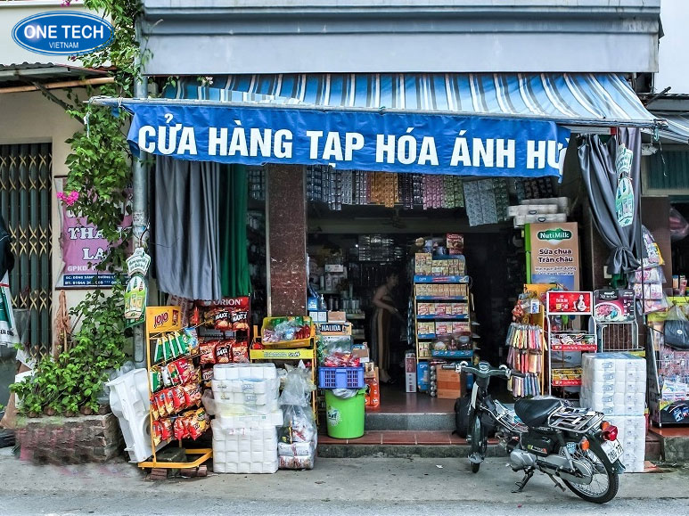Cửa hàng tạp hóa tiện lợi trưng bày gọn gàng, nằm gần chợ dân sinh, thu hút nhiều khách mua sắm hàng ngày