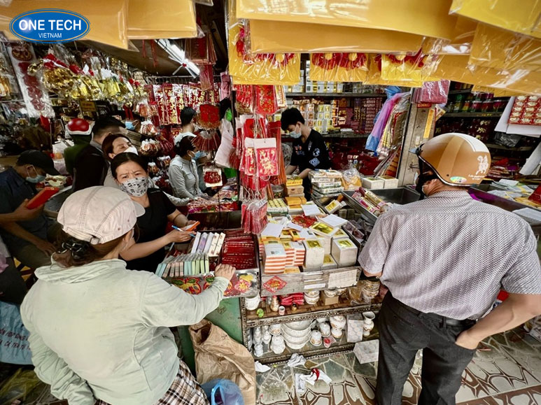 Cửa hàng bán đồ vàng mã gần chợ với đa dạng mặt hàng như giấy tiền, quần áo cúng, ngựa giấy, đồ mã truyền thống