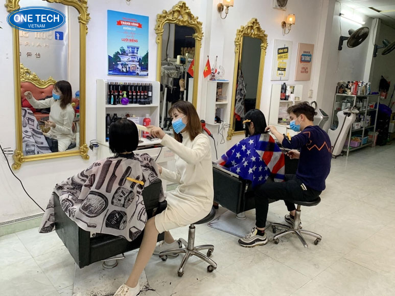 Tiệm làm đẹp nhỏ gần chợ với dịch vụ cắt tóc, làm móng và gội đầu cho khách nữ