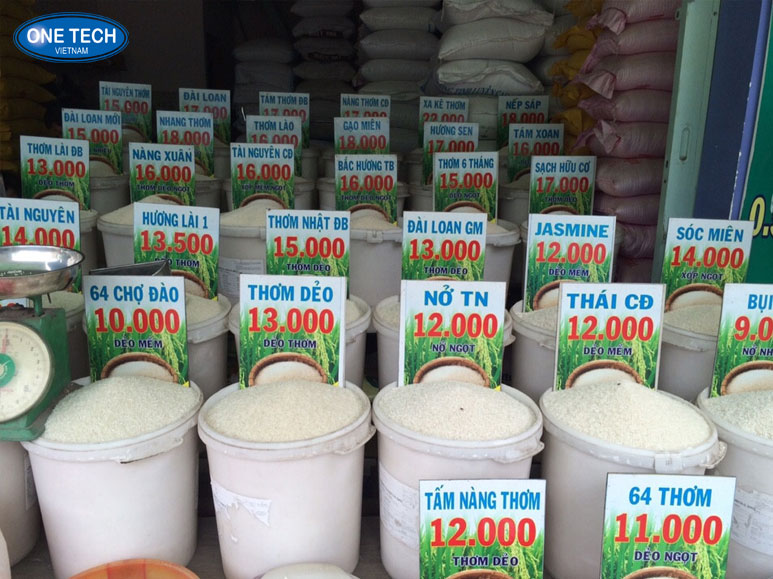 Cửa hàng bán gạo và nhu yếu phẩm thiết yếu cho người dân gần chợ