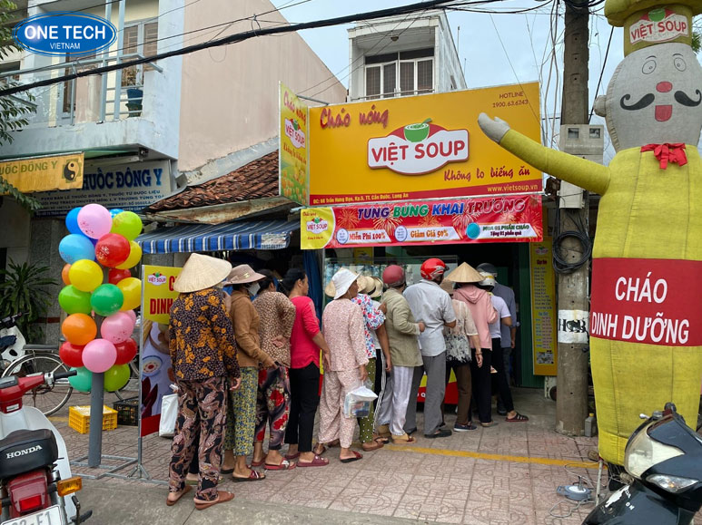 Quầy cháo dinh dưỡng sạch sẽ với các món cháo cho bé và người lớn, bán tại khu vực gần chợ