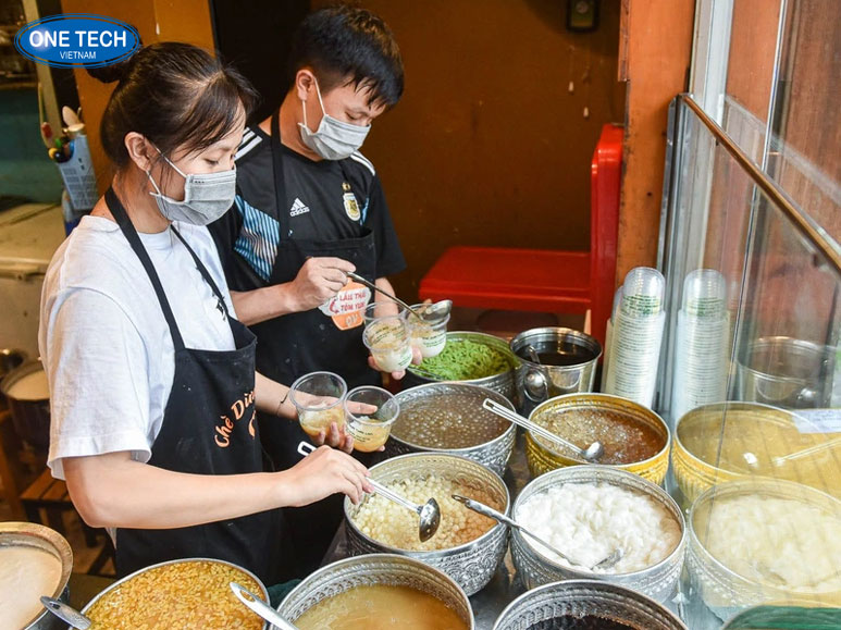 Quầy chè và đồ ăn vặt hấp dẫn được trưng bày bắt mắt tại khu vực gần chợ, thu hút nhiều người ghé mua