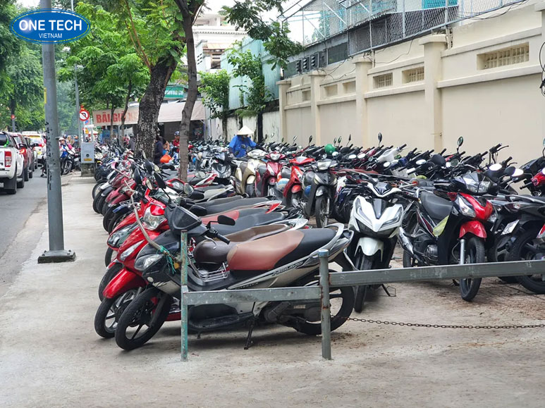 Bãi giữ xe máy gần chợ đông đúc, người dân gửi xe thuận tiện để đi chợ