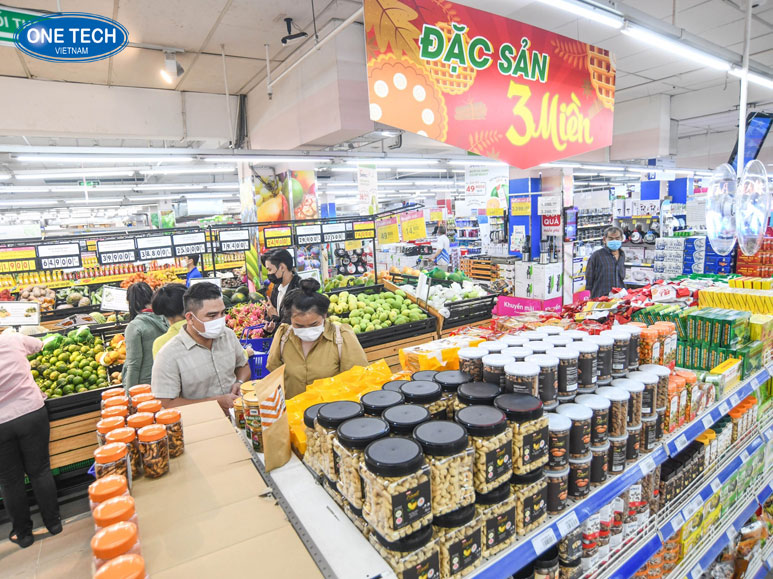 Gian hàng bán đặc sản địa phương như mắm, nem chua, bánh khô thu hút khách tại chợ