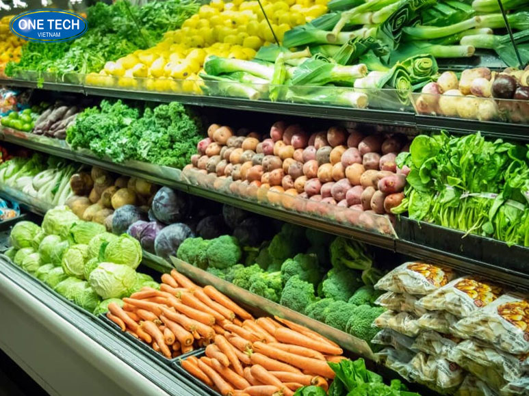 Rau củ quả sạch bày bán trước nhà gần chợ, thu hút người mua