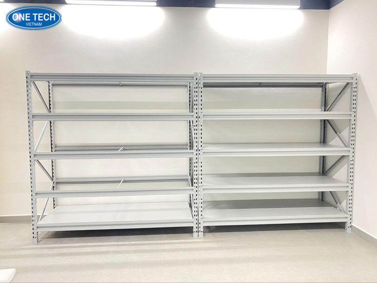 Phụ kiện kệ trung tải - Chi tiết cấu tạo và công dụng Các loại phụ kiện kệ trung tải như thanh giằng, mâm tầng, ốc vít, móc gài giúp kết nối và tăng độ vững chắc cho hệ thống kệ kho