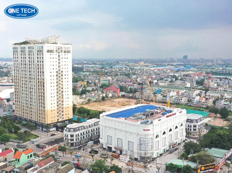 Mặt tiền trung tâm thương mại Vincom Plaza Dĩ An – một trong những siêu thị lớn nhất Bình Dương, thu hút đông đảo khách hàng mua sắm và giải trí