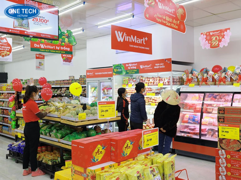 Mặt tiền siêu thị WinMart hiện đại, trưng bày sản phẩm đa dạng, phục vụ người tiêu dùng Việt