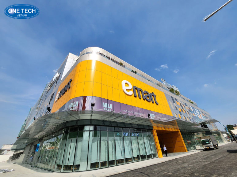 Mặt tiền siêu thị Emart tại TP.HCM với không gian mua sắm hiện đại, mang đậm phong cách Hàn Quốc