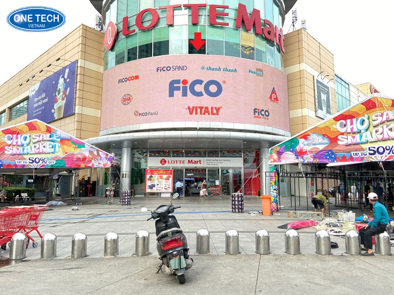 Mặt tiền siêu thị Lotte Mart tại Việt Nam với thiết kế hiện đại, đông khách mua sắm