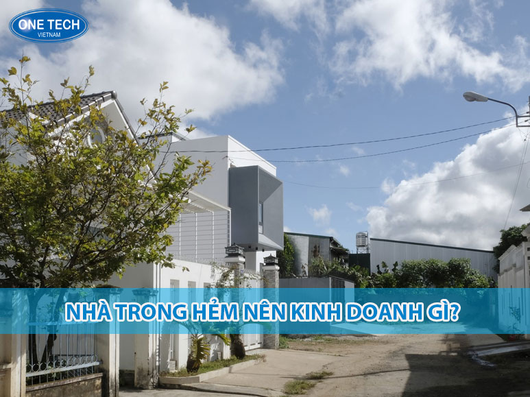 Người phụ nữ đang bán trà sữa và đồ ăn vặt tại nhà trong hẻm đông dân cư