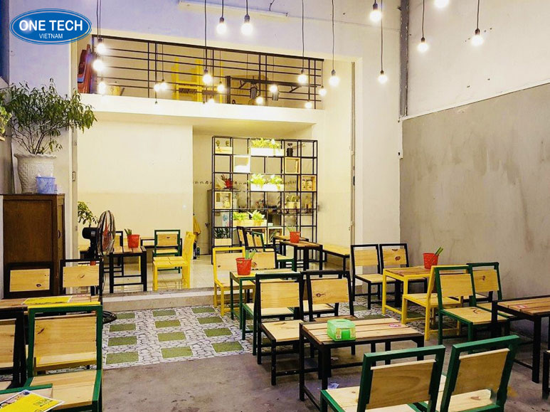 Quán ăn vặt nhỏ trong hẻm bán đồ chiên, xiên que và trà sữa thu hút học sinh, sinh viên
