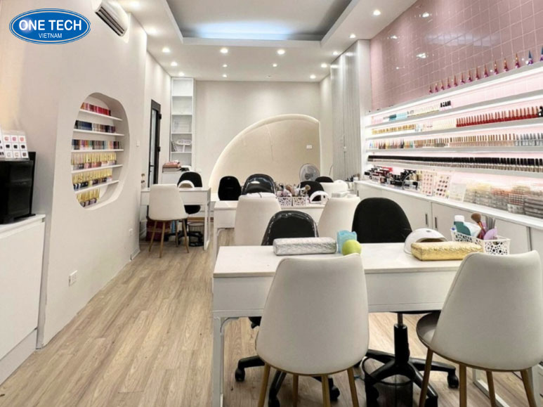 Tiệm nail mini trong hẻm với không gian gọn gàng, khách hàng đang được chăm sóc móng tay