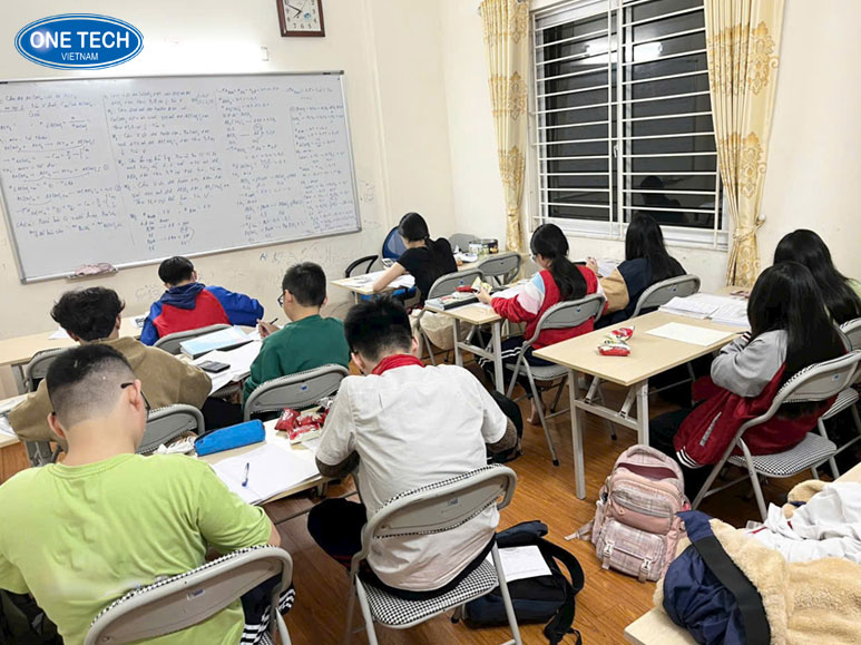 Giáo viên dạy kèm học sinh tại nhà trong hẻm nhỏ, mô hình lớp học thêm đơn giản, hiệu quả