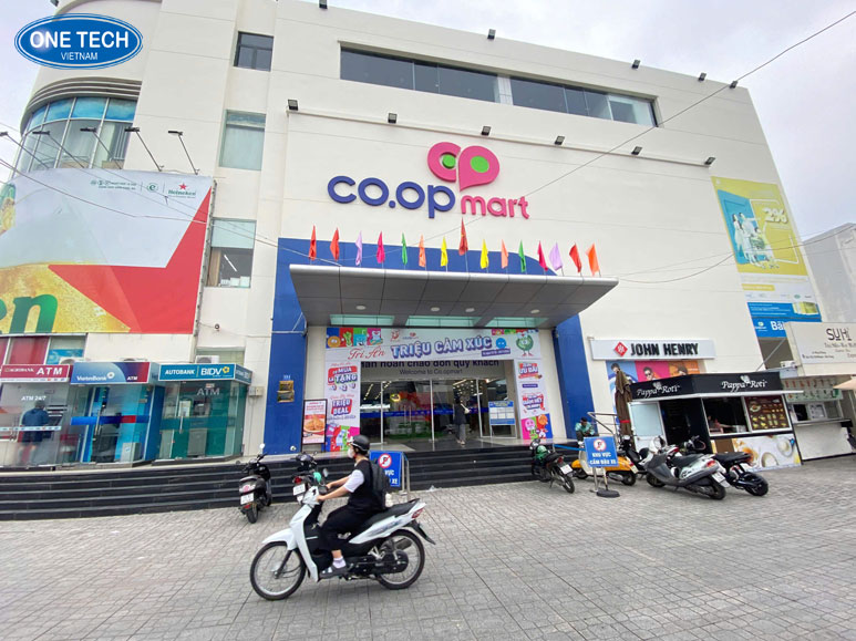 Mặt tiền siêu thị Co.opmart Nha Trang hiện đại, phục vụ nhu cầu mua sắm đa dạng của người dân địa phương và du khách