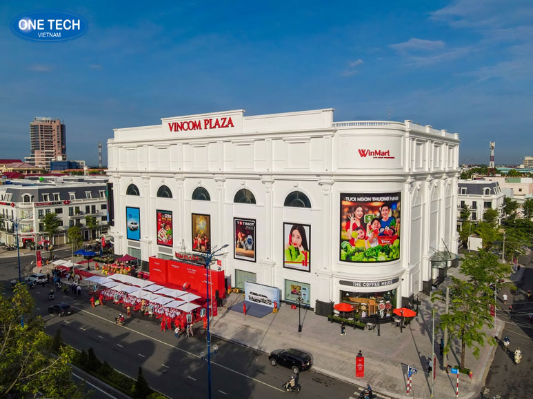Mặt tiền siêu thị Winmart tại Nha Trang, cung cấp thực phẩm tươi sống và nhu yếu phẩm hàng ngày