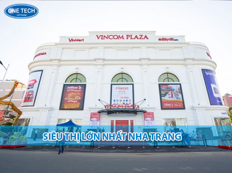 Siêu thị lớn nhất tại Nha Trang với không gian rộng, nhiều gian hàng và khách hàng mua sắm đông đúc