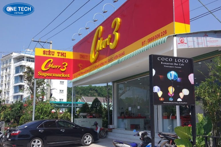 Mặt tiền siêu thị CMart Phú Quốc với không gian hiện đại và nhiều khách hàng mua sắm