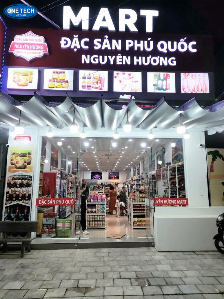 Mặt tiền siêu thị đặc sản Nguyên Hương tại Phú Quốc với nhiều đặc sản địa phương