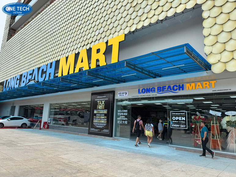 Hình ảnh Long Beach Mart - siêu thị lớn nhất Phú Quốc với không gian mua sắm hiện đại, đa dạng mặt hàng từ thực phẩm đến đồ lưu niệm