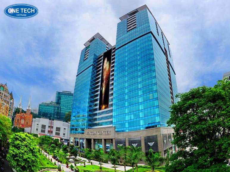 Mặt tiền trung tâm thương mại Vincom Center Đồng Khởi Quận 1 với thiết kế hiện đại, đông đúc khách tham quan mua sắm